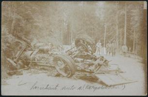 cca 1914-1948 Lezuhant autó a Kárpátokban, katonákkal, feliratozott fotólap, 14x9 cm