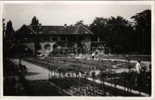 Budapest XIII. Szent Margitsziget, Kertészlak, rózsakert. photo