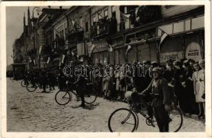 1940 Szatmárnémeti, Szatmár, Satu Mare; bevonulás, kerékpáros katonák, Frenkel és Schön üzlete, magyar zászlók / entry of the Hungarian troops, soldiers with bicycles, shops, Hungarian flags (fa)