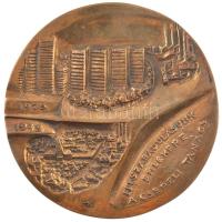 1975. Felszabadulásunk emlékére - A csepeli tanács - 1945-1975 egyoldalú öntött bronz plakett (117mm) T:1 patina