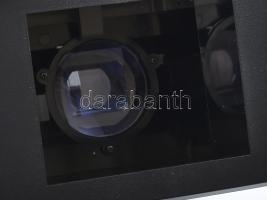 Polaroid fényképezőgép hozzá való közelítő lencsével és állvánnyal. Leírással, részben eredeti doboz...