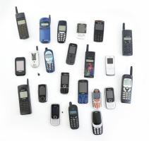 Régi mobiltelefonok gyűjteménye, a legkorábbi mobiloktól a viszonylag újabb feature phoneokig 23 db