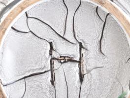 H jelzéssel: Konstruktív fali tál. Hibátlan, d: 23,5 cm