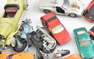 Egy doboznyi régi Matchbox játék autó, egy képes katalógussal, leírással cca 1980