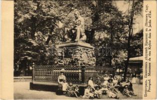Saint Petersburg, St. Petersbourg, Leningrad, Petrograd; Monument du vieu Krylow dans le Jardin dÉté / monument, summer garden
