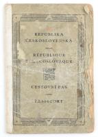 1924-1929 Csehszlovák Köztársaság fényképes útlevele, hölgy részére, számos bejegyzéssel, javított gerinccel, sérült elülső borítóval.