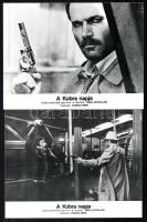 cca 1980 ,,A Kobra napja című olasz film jelenetei és szereplői, 11 db produkciós filmfotó, nyomdai eljárással sokszorosítva, egyoldalas nyomás kartonlapra, a használatból eredő - esetleges - kisebb hibákkal, 18x24 cm