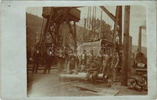 1909 Anina, Stájerlakanina, Steierdorf; vasgyári munkások emelő daruval / iron works, workers, lifting crane. photo (apró lyuk / tiny pinhole)