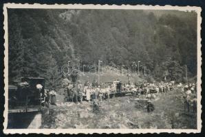 1935 Dregán-völgye (Valea Drăganului), Erdély, kisvasút kirándulókkal, fotó, a hátoldalon feliratozott, 8,5x5,5 cm