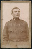 cca 1910 Castelnuovo, magyar katona portréja, keményhátú műtermi fotó, 12,5x8 cm