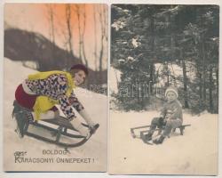 4 db régi téli sport motívum képeslap: szánkózók / 4 pre-1945 winter sport motive postcards: sleddin...