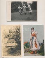 3 db RÉGI folklór motívum képeslap és fotó: magyar lányok népviseletben / 3 pre-1945 folklore motive postcards and photos: Hungarian girls in traditional costumes