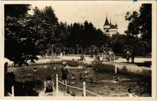 1950 Bajmócfürdő, Bojnické kúpele (Bajmóc, Bojnice); strand, fürdőzők, vár / swimming pool, bathers, castle (EK)