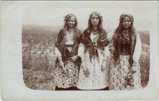 1916 Trencsén, Trencín; Három cigánylány / Three Gypsy ladies. photo + M. kir. trencséni 15. népfölkelő parancsnokság II. hadtápzászlóalj gazdasági hivatala K.U.K. ETAPPENPOSTAMT 137