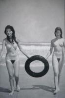 cca 1968 Ezek a lányok jól neveltek: gumi nélkül sehová! Szolidan erotikus felvétel, mai nagyítás, 15x10 cm