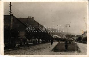 1940 Csíkszereda, Miercurea Ciuc; Kossuth Lajos utca, rendőr. Elekes M. kiadása. Biró felvétele / street view, policeman (b)