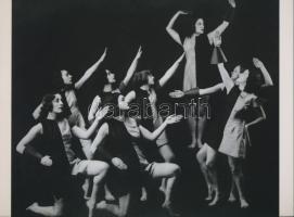 cca 1935 Színpadi élőkép, mozdulatművészeti kompozíció Szentpál Olga (1895-1968) mozgásművészeti csoportjáról, 1 db modern nagyítás, 17,7x24 cm