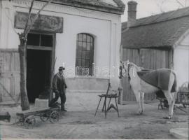 cca 1936 Körömszalon paciknak, 1 db mai nagyítás jelzés nélkül, Lőcsei Árpád (?-?) kecskeméti vándorfényképész hagyatékából, 17,7x24 cm