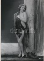 cca 1947 Merész felvétel a kiskunfélegyházi Marika-fotóműteremben (a ravaszdi róka utolsó kalandja), 1 db mai nagyítás, jelzés nélkül, 24x17,7 cm