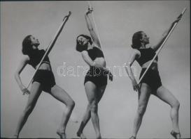 cca 1933 Szentpál Olga mozgásművészeti csoportjának szabadtéri gyakorlata (három lány bottal), Szöllősy Kálmán (1887-1976) budapesti fényképész és fotóművész hagyatékából 1 db mai nagyítás, jelzés nélkül, 17,7x24 cm