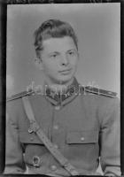 cca 1944-1954 közötti időszakban készült műtermi felvételek katonákról, a kiskunfélegyházi Marika-fotó hagyatékából 33 db vintage NEGATÍV síkfilm, 9x6 cm