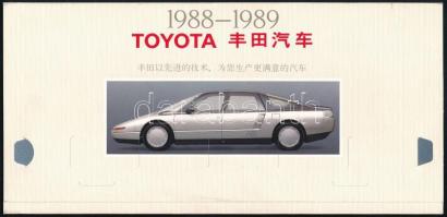 1988-1989 Toyota japán nyelvű autós reklámkiadvány, asztali naptár, óraszíjra rögzíthető érdekes fém naptárral. Újszerű állapotban, 22x10,5 cm
