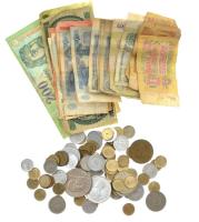 Vegyes magyar és külföldi 22db-os bankjegy és ~235g érmetétel, közte 2003. 200Ft "FC 0760254" és Mongólia 1971. 1T Al-bronz "A mongol forradalom 50. évfordulója" forgalmi emlékérme T:vegyes