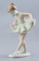 Hollóházi balerina Kézzel festett, jelzett, kis kopással 13 cm