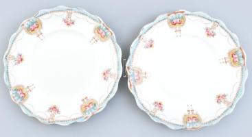 2 db angol porcelán süteményes tányér, az egyik jelzett: Wellington China, J.H.C. (James Herbert Cope) & Co. Longton, England, XIX. sz. vége. Kézzel festett, kopásnyomokkal, d: 17,5 cm