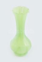 Muránói zöld üveg váza, formába fújt, anyagában színezett, m: 15 cm