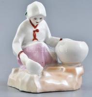 Mongol porcelán figura, Vizet merő asszony, tervező: H. Hadhu. Kézzel festett, jelzés nélkül, minimális kopással, m: 10,5 cm. Ritka!