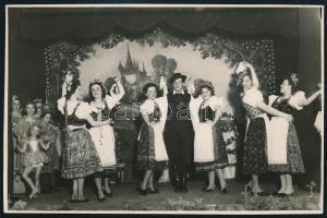 1939 Kelenföldi táncegyüttes, hátoldalon feliratozott, pecséttel jelzett fotó, 11×17 cm