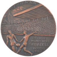 Spanyolország 1967. Inauguración Estadio Municipal Sabadell Agosto 1967 (Sabadell Városi Stadionjának megnyitója, 1967 augusztus) bronz emlékérem (50mm). A stadion 1992-ben olimpiai helyszín volt, itt játszották az Egyiptom-Katar (0-1), a Kolumbia-Katar (1-1), a Kolumbia-Egyiptom (3-4), a Svédország-Marokkó (4-0), a Ghána-Ausztrália (3-1) és a Mexikó-Ghána (1-1) összecsapásokat. A Sabadell nagyobb csapatokat is fogadott ebben a stadionban, összesen háromszor jutottak el a Király Kupa negyeddöntőjéig ebben a stadionban. 1970-ben a nyolcaddöntőben kiejtették a Real Sociedadot, majd a következő körben hazai pályán még legyőzték az Atlético Bilbaot is, de a visszavágón kikaptak. 1985-ben a Tenerife 5-1-es kiütése után ismét a bilbaoiakkal kerültek szembe, akkor hazai pályán döntetlenre végeztek ellenük. Az 1987-1988-as idényben egy hazai döntetlen után idegenbeli győzelemmel ejtették ki a Real Betist, majd a negyeddöntőben a Real Madridot győzték le 3-2-re hazai pályán. Az érem hátoldalán I. Trofeo Ciudad de Sabadell 14/15 Agosto 73 (I. Sabadell Városi Kupa 1973. augusztus 14-15) gravírozás olvasható. T:1-,2 Spain 1967. Inauguración Estadio Municipal Sabadell Agosto 1967 (Opening of the Municipal Stadium of Sabadell, August 1967) bronze medallion (50mm). The stadium was an Olympic venue in 1992, Egypt-Qatar (0-1), Colombia-Qatar (1-1), Colombia-Egypt (3-4), Sweden-Morocco (4-0), Ghana-Australia (3-1) and Mexico-Ghana (1-1) were played here. Sabadell has also hosted bigger teams in this stadium, they have reached the quarter-finals of the Kings Cup three times. In 1970, they eliminated Real Sociedad in the round of 16, and in the next round they even beat Atlético Bilbao at home, but theyve lost the second match. In 1985, after knocking out Tenerife 5-1, they faced Bilbao again, then they ended in a draw against them at home. In the 1987-1988 season, after a draw at home, they eliminated Real Betis with an away win, then they defeated Real Madrid 3-2 at home in the quarter-finals. On the back of the medal is engraved I. Trofeo Ciudad de Sabadell 14/15 Agosto 73 (I. Sabadell City Cup 14-15 August 1973). C:AU,XF
