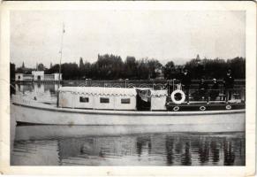 1930 Balatonfüred, Rex II. motoros hajó, tulajdonos: Szakács József. Szabó Imre fényképész felvétele (EB)