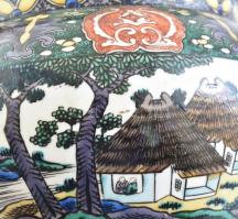 1900 körül japán, Ko-Kutani díszkaspó, palástján kézzel festett japán táj, életképpel, porcelán, kor...