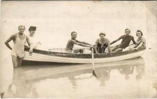 1921 Balatonfüred, fürdőzők csoportja csónakkal. photo (vágott / cut)