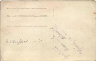 1921 Balatonfüred, fürdőzők csoportja csónakkal. photo (vágott / cut)