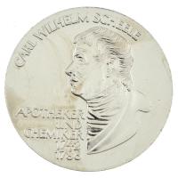 NDK DN "Carl Wilhelm Scheele gyógyszerész és kémikus 1742-1786 / Szülőháza Stralsundban" Ni kétoldalas emlékérem (32mm) eredeti tokban T:BU NDK ND "Carl Wilhelm Scheele Apotheker und Chemiker 1742-1786 / Geburtshaus Stralsund" Ni two-sided commemorative medallion in original case C:BU