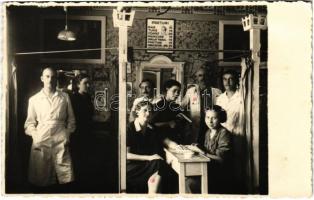 Kolozsvár, Cluj; Fodrász és manikűr szalon, üzlet belső dolgozókkal és vendégekkel / hairdresser and manicure salon, shop interior. Foto Ella C. Reg. Ferdinand 86. photo (ragasztónyom / gluemark)