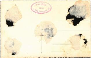 Kolozsvár, Cluj; Fodrász és manikűr szalon, üzlet belső dolgozókkal és vendégekkel / hairdresser and...