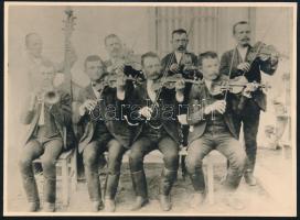 cca 1920 Balmazújvárosi zenekar (Czellár-Dienes család), fotó, későbbi előhívás, hátoldalán feliratozott, 12,5x17 cm