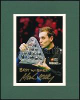 Mark Selby (1983- ) profi világbajnok snookerjátékos autográf aláírása őt ábrázoló fotón, paszpartuban, tanúsítvánnyal, 25x20 cm / Mark Selby professional snooker player, World Champions autograph signed photo, mounted, with certificate