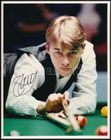 Stephen Hendry (1969- ) profi világbajnok snookerjátékos autográf aláírása őt ábrázoló fotón, tanúsítvánnyal, 25x20 cm / Stephen Hendry professional snooker player, World Champion's autograph signed photo, with certificate