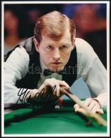 Steve Davis (1957- ) profi világbajnok snookerjátékos autográf aláírása őt ábrázoló fotón, tanúsítvánnyal, 25x20 cm / Steve Davis professional snooker player, World Champion's autograph signed photo, with certificate