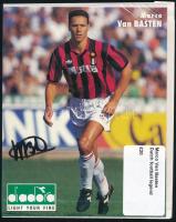 Marco van Basten (1964- ) volt labdarúgó autográf aláírása őt ábrázoló promóciós fényképen, tanúsítvánnyal, 19x15 cm / Marco van Basten former footballers autograph signature on promotional photo, with certificate