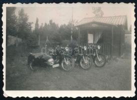 cca 1930-1940 Motorkerékpárok, fotó, 6×8,5 cm