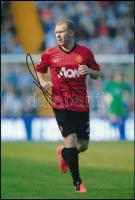 Paul Scholes (1974- ) volt labdarúgó, Manchester United-játékos autográf aláírása őt ábrázoló fotón, tanúsítvánnyal, 30x20 cm / Paul Scholes former footballer, Manchester United players autograph signed photo, with certificate