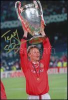 Teddy Sheringham (1966- ) volt labdarúgó, Manchester United-játékos autográf aláírása őt ábrázoló fotón, tanúsítvánnyal, 30x20 cm / Teddy Sheringham former footballer, Manchester United players autograph signed photo, with certificate