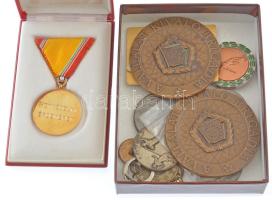 Kis doboznyi (15db-os) vegyes kitüntetés, emlék- és díjérem tétel, közte több sport díjérem, valamint 1983. Honvédelmi Érdemérem 10 év után aranyozott bronz kitüntetés mellszalagon, díszdobozban T:vegyes