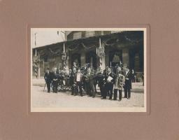 1914 Rákos vasútállomás feldíszítve, kartonra kasírozott fotó, 12×17 cm